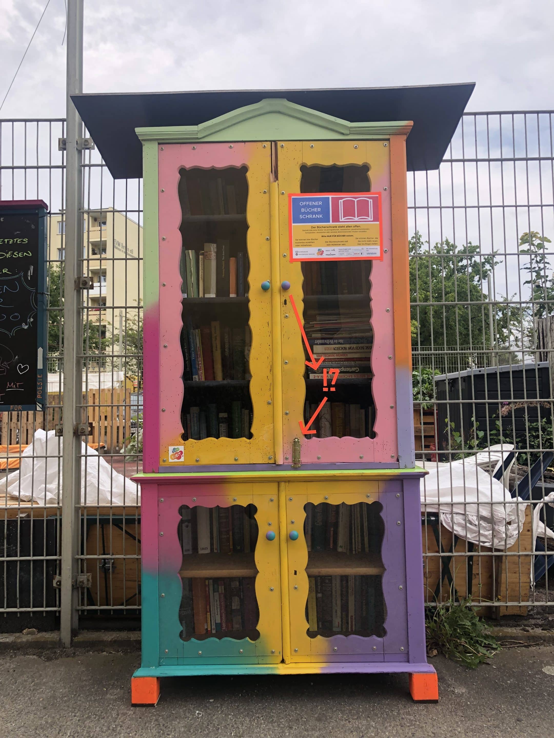 Neuer wetterfester offener Bücherschrank
